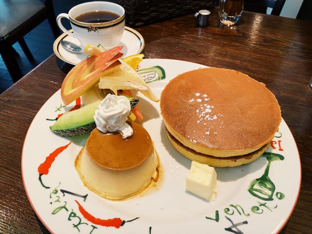 スプーンハウス 明大前 マスターがおひとりで切り盛りされる町の喫茶店で ふっくらサクサクホットケーキとプリン フルーツのセット んねの全国純喫茶巡礼