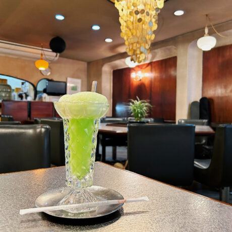 B三共（県庁通り）シャンデリアを覗く丸窓のある喫茶店で